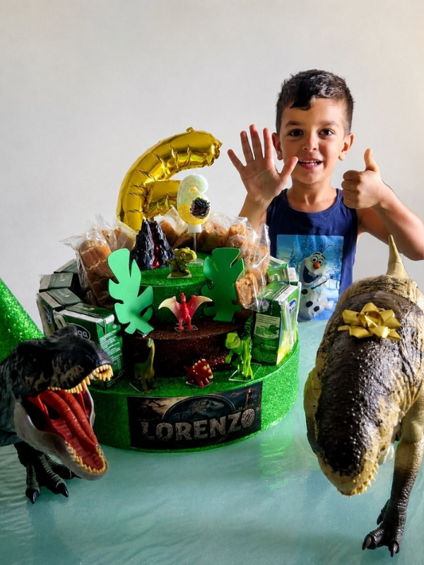 Lorenzo Perrotta con i dinosauri della sua collezione