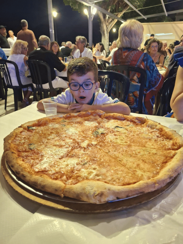 Lorenzo Perrotta con la pizza durante un momento della sua quotidianità